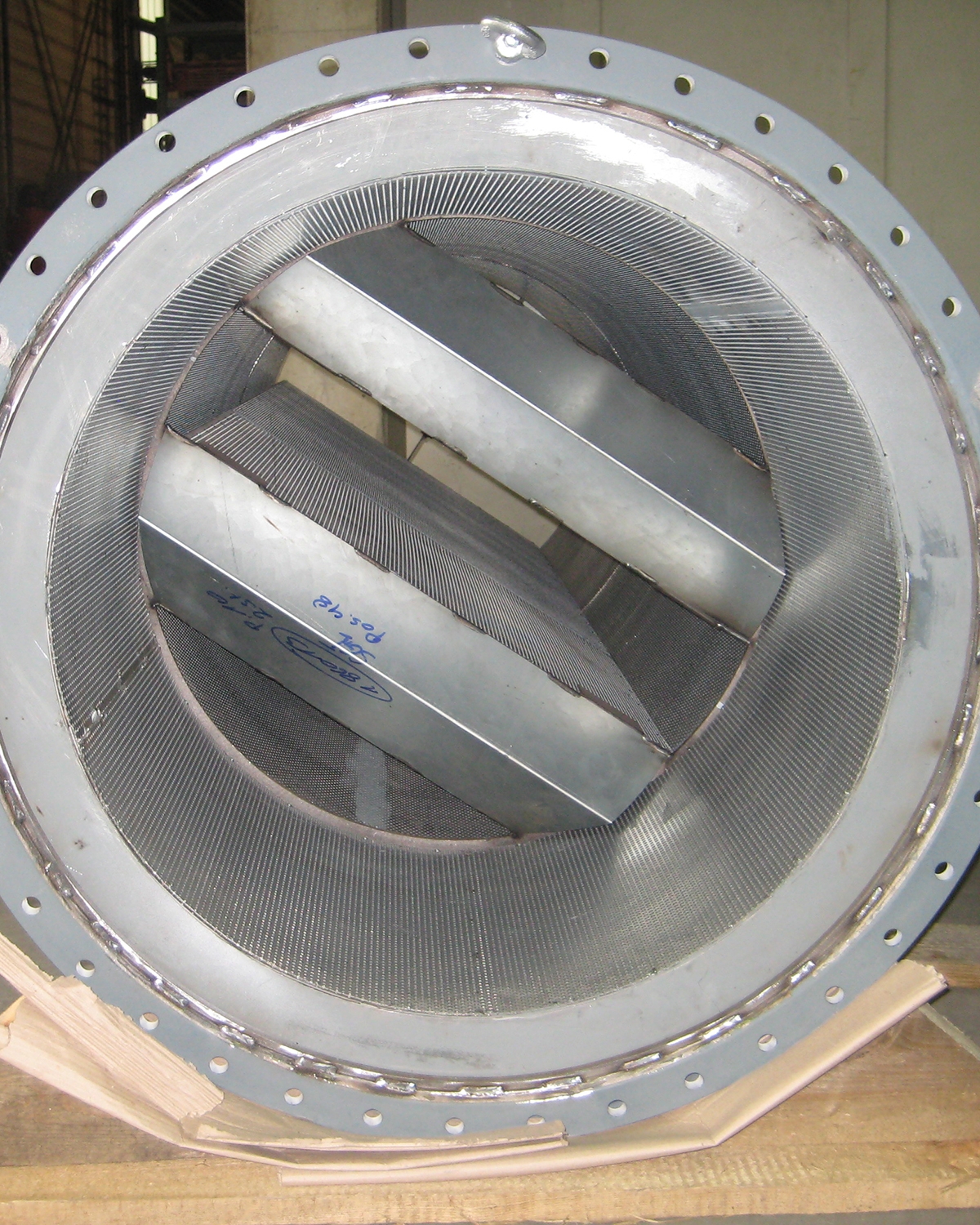 Circular industrial silencers with centred splitters